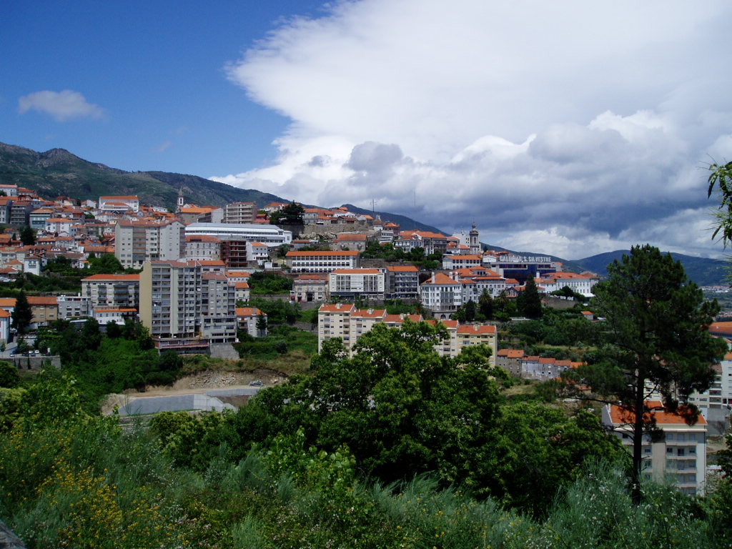 Vista da cidade da Covilhã, com a encosta da Serra da Estrela ao fundo